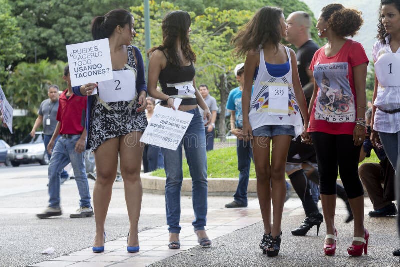 Altamira, Miranda stan, Caracas, Wenezuela 29/07/2012 Szpilki rasa na Altamira kwadracie zdjęcia stock Altamira, Miranda stan, Caracas, Wenezuela 29/07/2012 Szpilki rasa na Altamira kwadracie zdjęcia stock