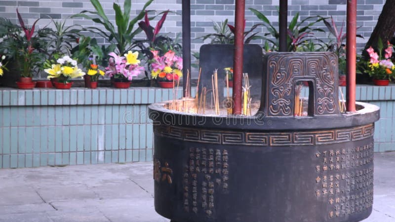 Altar con incienso en llamas a la vista en el templo almacen de video