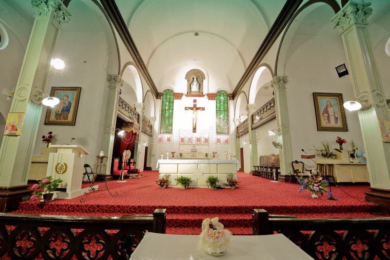 Altar da igreja católica. Em uma igreja Católica em Jiangxi Nanchang, estão indo guardar um casamento A imagem foi tomada em 2014 junho: