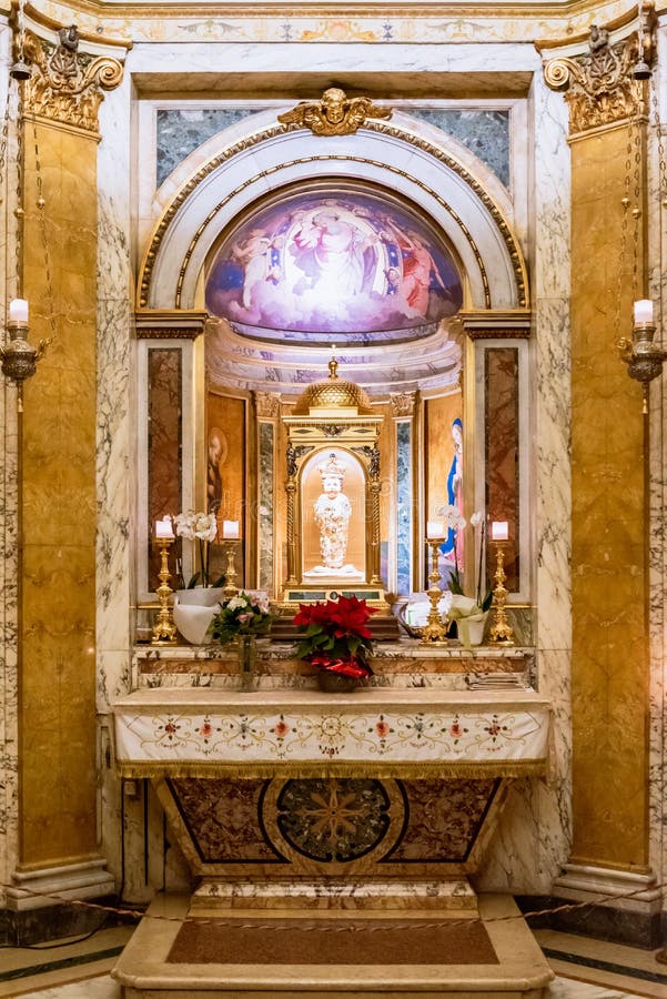 Altar Dekoration Mit Relikt in Römisch-katholische Kirche in Italien  Redaktionelles Foto - Bild von dekoration, altar: 218305691