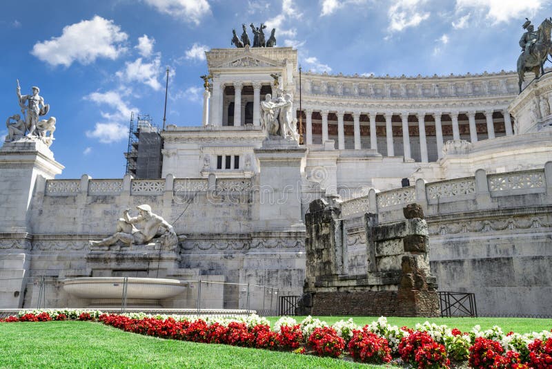 Altar do della Patria de Altare da pátria, igualmente conhecido como o monumento nacional a Vittorio Emanuele II com bandeira ita fotografia de stock royalty free Altar do della Patria de Altare da pátria, igualmente conhecido como o monumento nacional a Vittorio Emanuele II com bandeira ita fotografia de stock royalty free