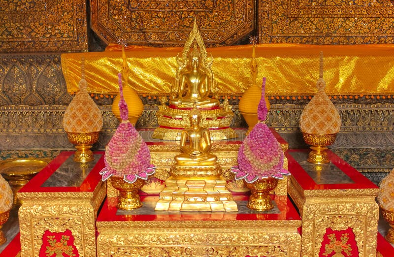 Altar pequeno da adoração no templo de Emerald Buddha, palácio grande, Banguecoque imagens de stock royalty free Altar pequeno da adoração no templo de Emerald Buddha, palácio grande, Banguecoque imagens de stock royalty free