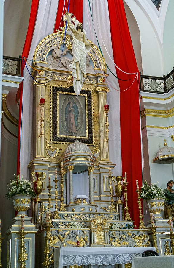 Altar Principal De La Iglesia De Nuestra Señora De Guadalupe, Puerto  Vallarta, México Foto de archivo - Imagen de velas, iglesia: 196891322