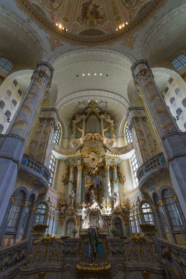 Altare av Dresdenen Frauenkirche (kyrkan av vår dam) royaltyfri foto Altare av Dresdenen Frauenkirche (kyrkan av vår dam) royaltyfri foto
