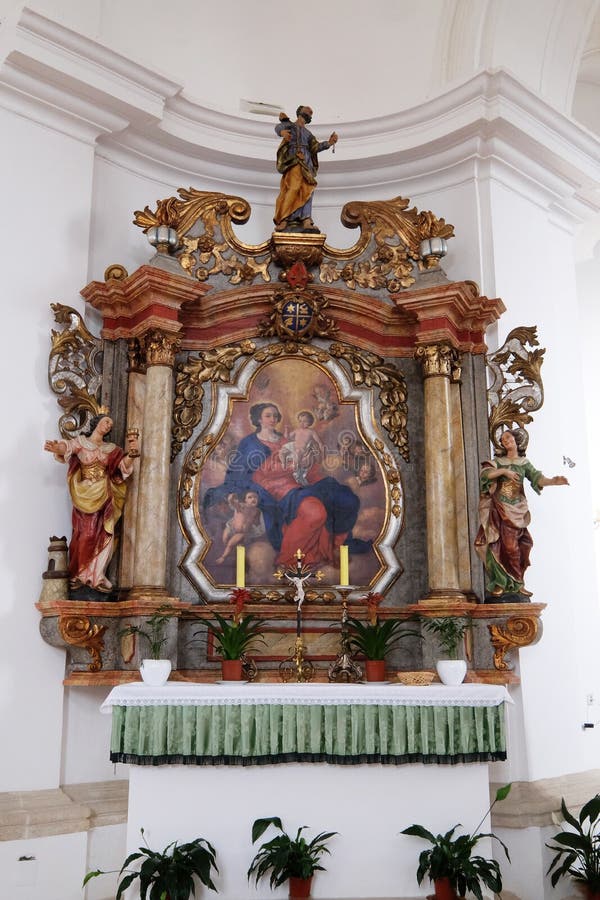 Altare av vår dam i kyrkan av antagandet av den jungfruliga Maryen i Pokupsko, Kroatien royaltyfria foton Altare av vår dam i kyrkan av antagandet av den jungfruliga Maryen i Pokupsko, Kroatien royaltyfria foton
