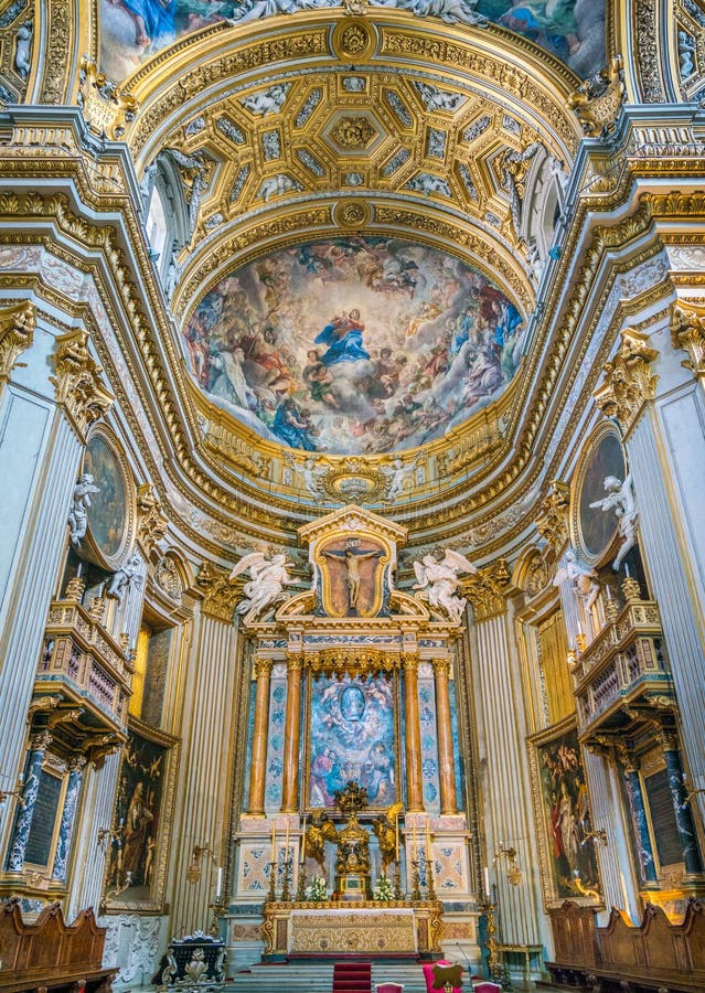 Altare principale della chiesa di Santa Maria in Vallicella o in Chiesa Nuova, a Roma, l'Italia immagine stock libera da diritti Altare principale della chiesa di Santa Maria in Vallicella o in Chiesa Nuova, a Roma, l'Italia immagine stock libera da diritti