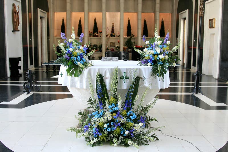 Altare in una chiesa contemporanea, Andorra fotografia stock libera da diritti Altare in una chiesa contemporanea, Andorra fotografia stock libera da diritti