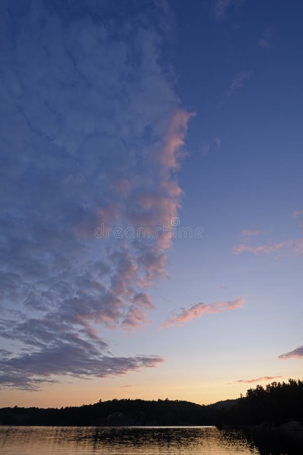 Altas nubes en el crepúsculo fotografía de archivo Altas nubes en el crepúsculo fotografía de archivo