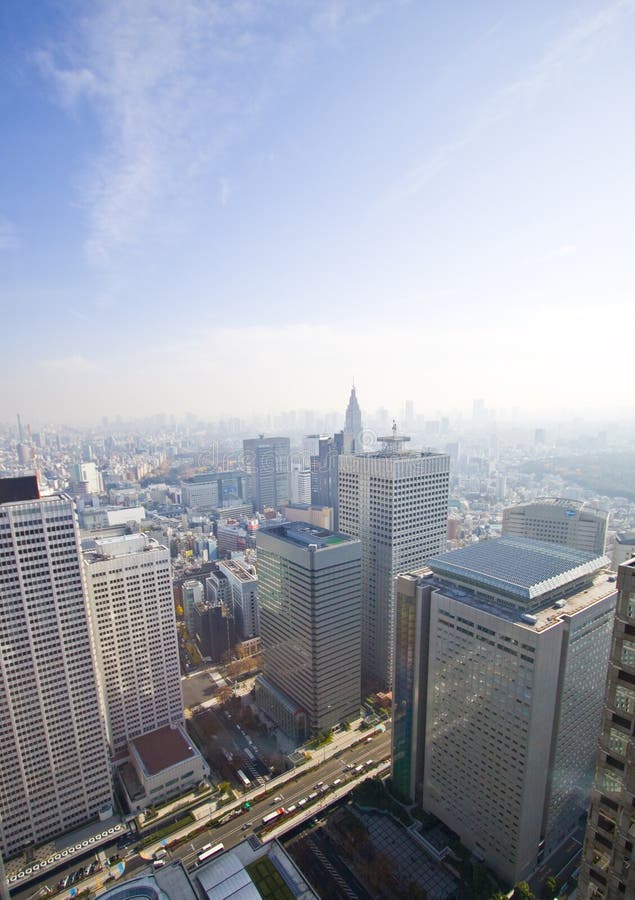 Altas torres de la ciudad de la subida de Tokio