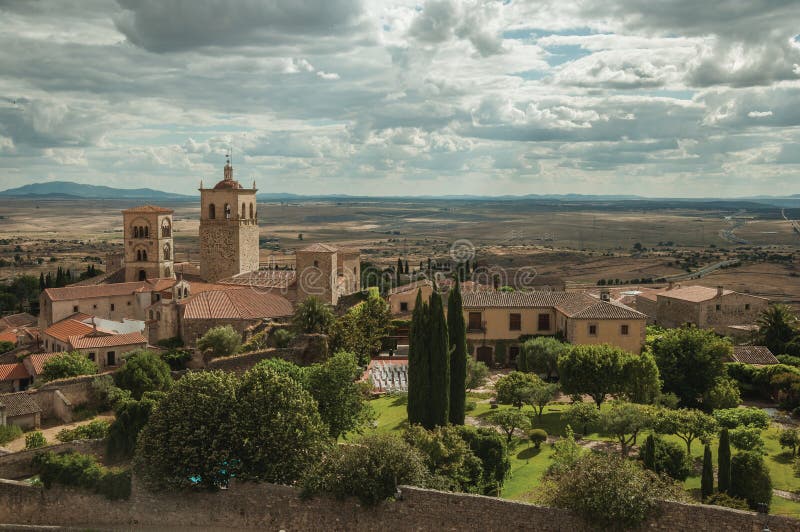 Altbauten mit Kirchenkirchtürmen und Gärten in einer ländlichen Landschaft gesehen vom Schloss von Trujillo stockfotografie Altbauten mit Kirchenkirchtürmen und Gärten in einer ländlichen Landschaft gesehen vom Schloss von Trujillo stockfotografie