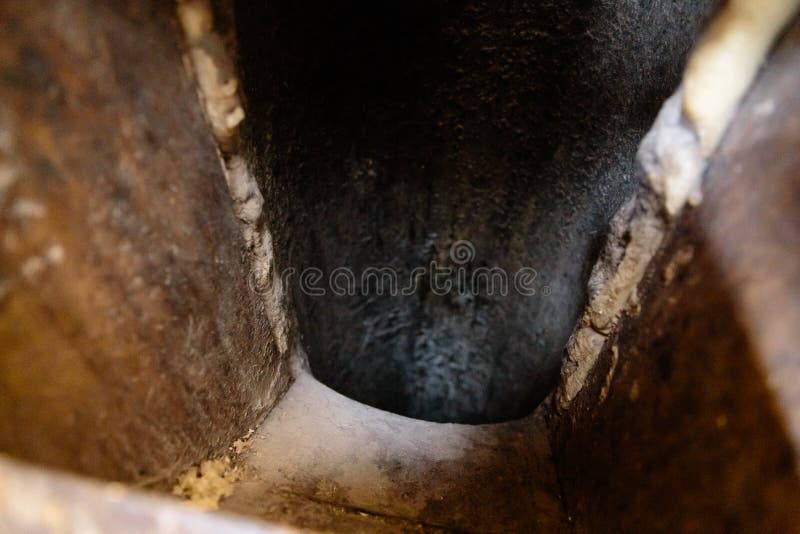 Alte Abfallrutsche im Wohngebäude mit billigen Wohnungen - Abfallrutsche in einem sowjetischen Wohnblock lizenzfreies stockbild Alte Abfallrutsche im Wohngebäude mit billigen Wohnungen - Abfallrutsche in einem sowjetischen Wohnblock lizenzfreies stockbild