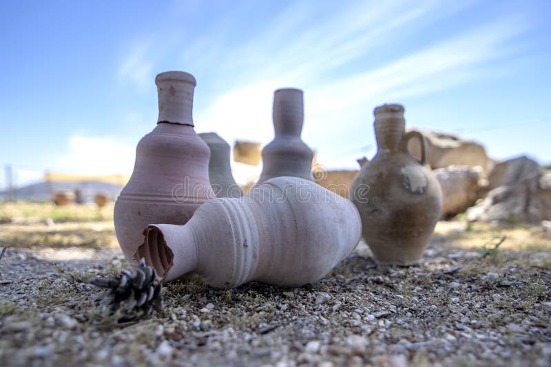 Alte Amphore gegen den Hintergrund der Ruinen der historischen Stadt von Zipory, Israel Tourismus und Reise lizenzfreies stockfoto Alte Amphore gegen den Hintergrund der Ruinen der historischen Stadt von Zipory, Israel Tourismus und Reise lizenzfreies stockfoto