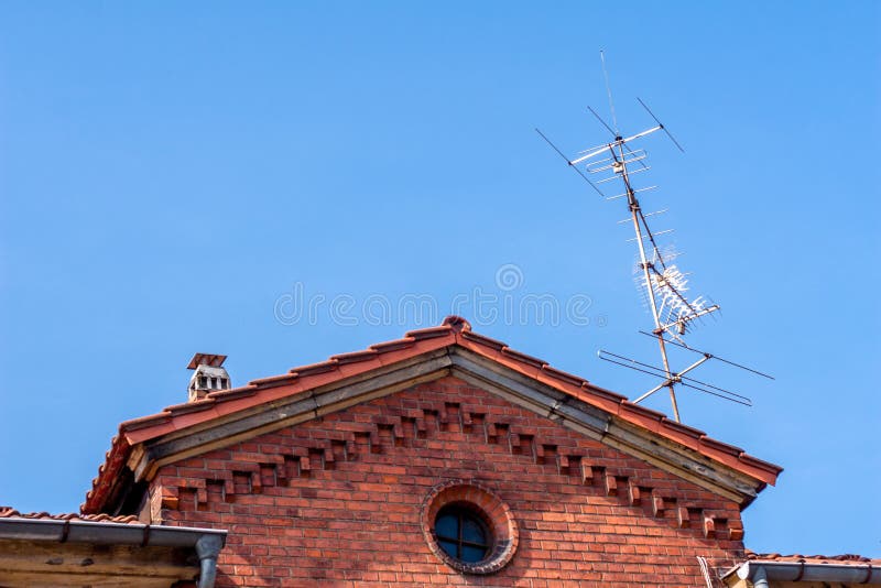 Alte Antenne auf ein Dach stockbild. Bild von sender - 117867193