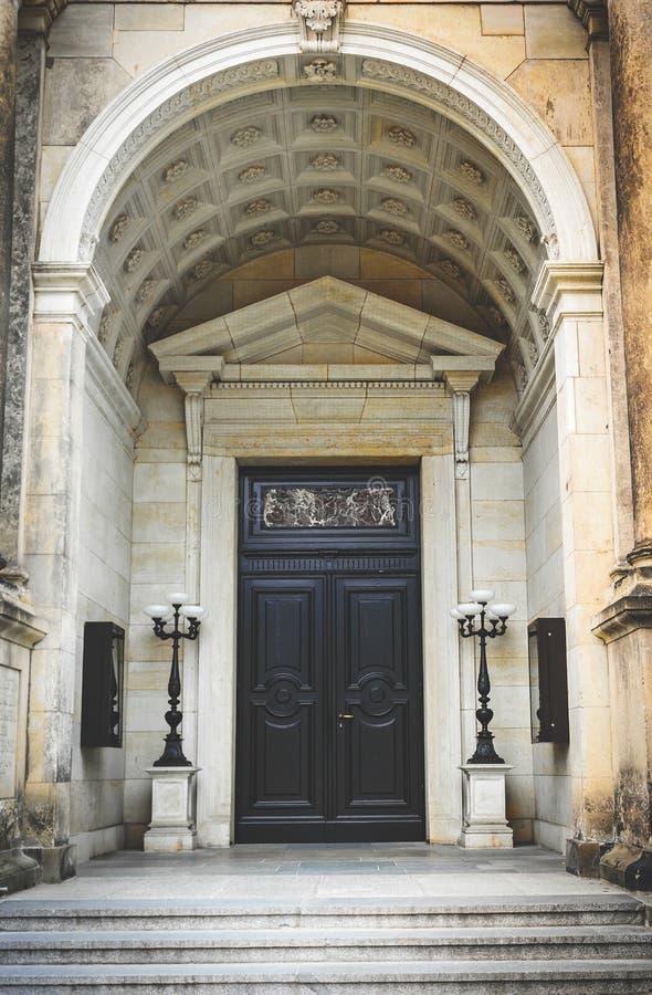 Alte Architektur von Deutschland Die Tür eines luxuriösen antiken Gebäudes stockbild Alte Architektur von Deutschland Die Tür eines luxuriösen antiken Gebäudes stockbild