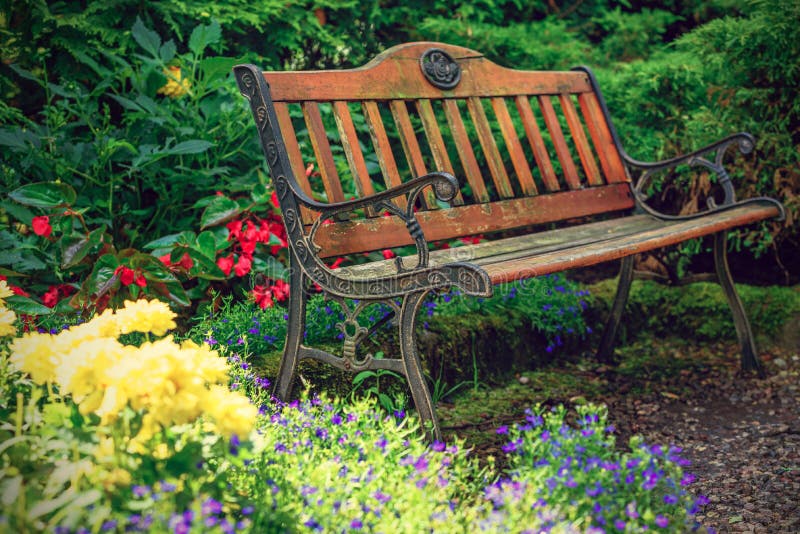 Alte Bank im Garten stockbild. Bild von retro, nave, leer