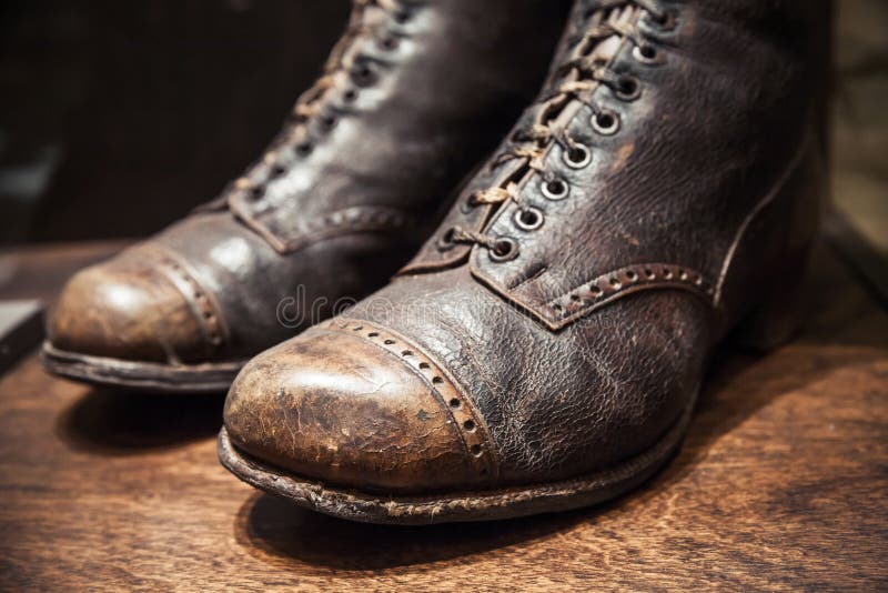 Alte benutzte Stiefel gemacht vom echten Leder, Abschluss herauf Foto stockfoto Alte benutzte Stiefel gemacht vom echten Leder, Abschluss herauf Foto stockfoto