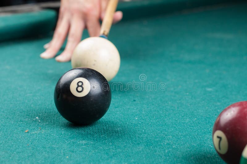 Alte Billardkugel 8 und Stock auf einer grünen Tabelle Billardkugeln lokalisiert auf einem grünen Hintergrund stockbilder Alte Billardkugel 8 und Stock auf einer grünen Tabelle Billardkugeln lokalisiert auf einem grünen Hintergrund stockbilder