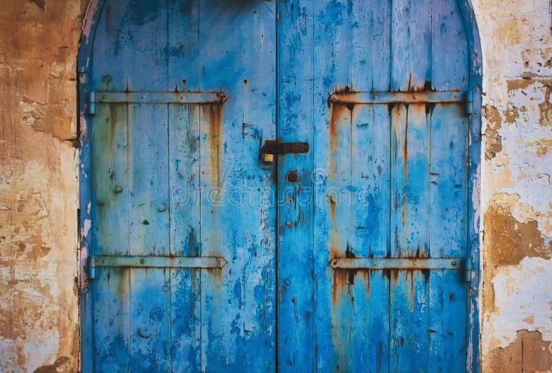 Alte blaue hölzerne rustikale gemalte Tür in der Landschaft mit Metall lagert mit Rost schwenkbar lizenzfreie stockfotos Alte blaue hölzerne rustikale gemalte Tür in der Landschaft mit Metall lagert mit Rost schwenkbar lizenzfreie stockfotos
