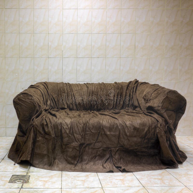 Alte braune Textilcouch im Badezimmer lizenzfreies stockbild Alte braune Textilcouch im Badezimmer lizenzfreies stockbild