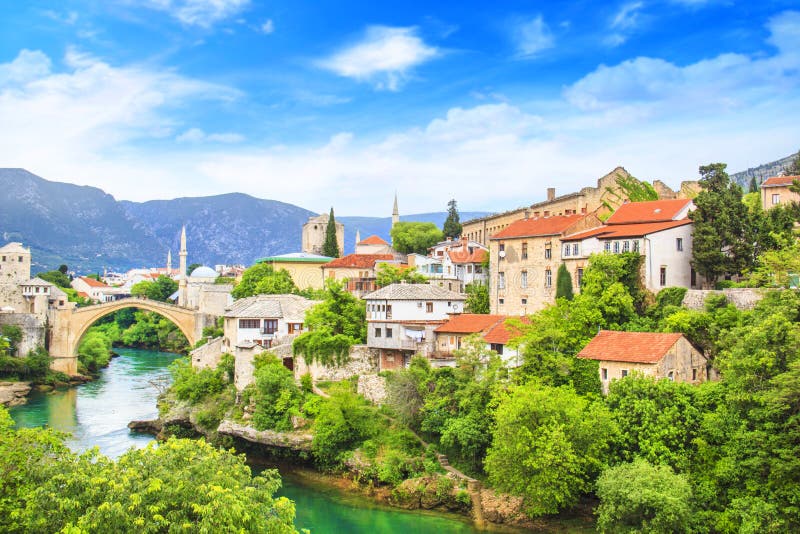 Alte Brücke der schönen Ansicht in Mostar auf dem Neretva-Fluss, Bosnien und Herzegowina
