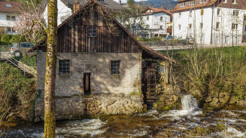 Alte faule Mühle im schwarzen Wald stockbild Alte faule Mühle im schwarzen Wald stockbild