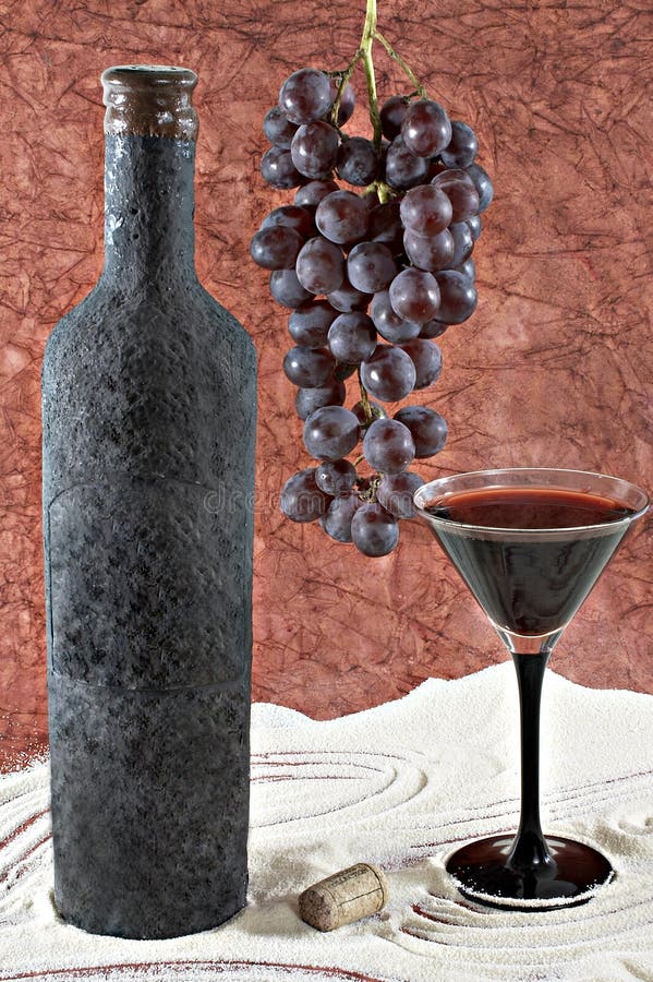 Alte Flasche Wein mit einem vollen Becher Wein, Weintraube und Korken lizenzfreie stockfotos