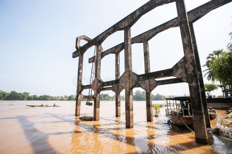 Alte französische Eisenbahnbrücke über dem Mekong im Si Phan Don, Laos stockbilder Alte französische Eisenbahnbrücke über dem Mekong im Si Phan Don, Laos stockbilder