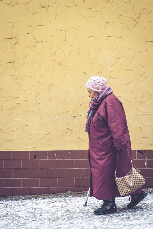 Alte Frau, die langsam geht lizenzfreie stockfotografie Alte Frau, die langsam geht lizenzfreie stockfotografie