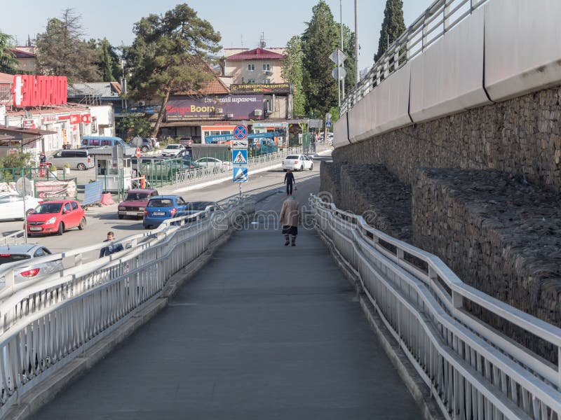 Alte Frau geht entlang die Straße in Sochi Russland Donskaya-Stra?e lizenzfreie stockfotos Alte Frau geht entlang die Straße in Sochi Russland Donskaya-Stra?e lizenzfreie stockfotos