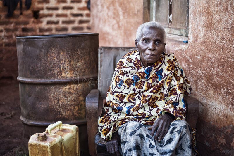 Alte Frau nahe Jinja in Uganda stockfotografie Alte Frau nahe Jinja in Uganda stockfotografie