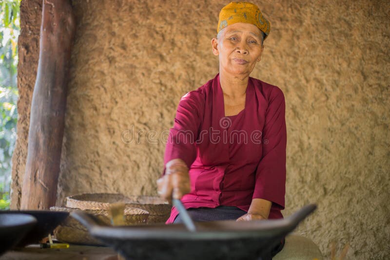 Alte Frau Röstkaffee stockfoto Alte Frau Röstkaffee stockfoto