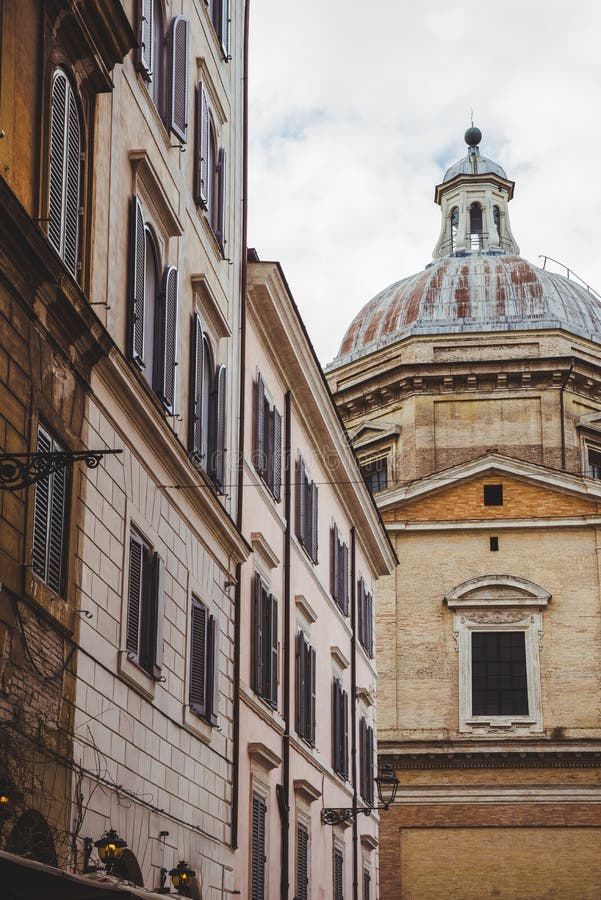 Alte Gebäude auf Straße von Rom mit Kathedrale stockfotos