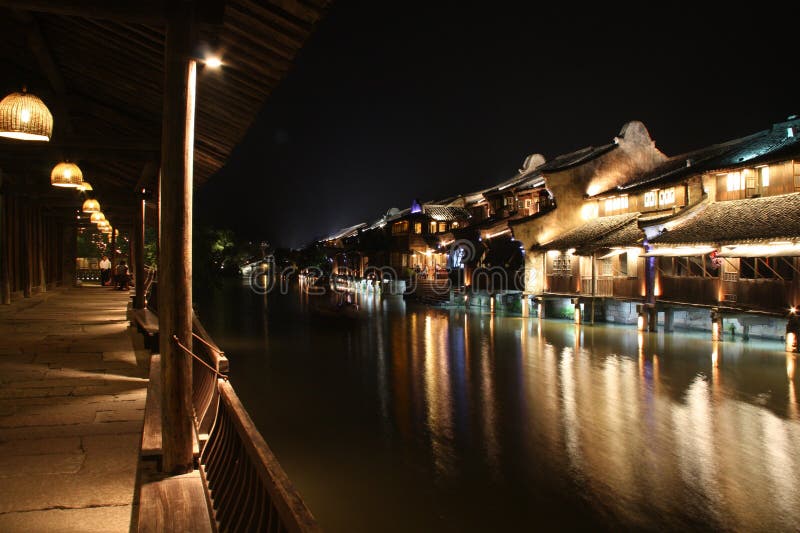Alte Gebäude durch den Fluss stockfoto