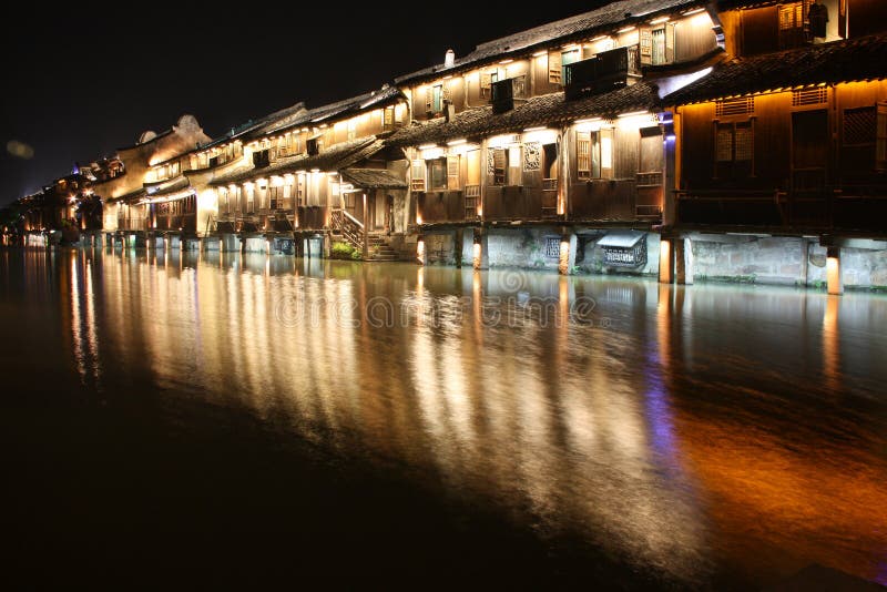 Alte Gebäude durch den Fluss stockfoto