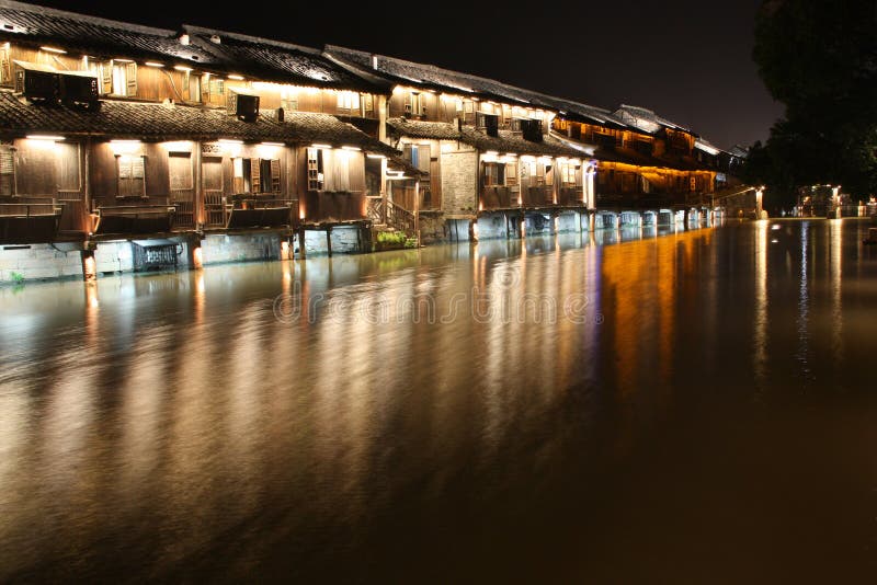 Alte Gebäude durch den Fluss lizenzfreie stockfotos