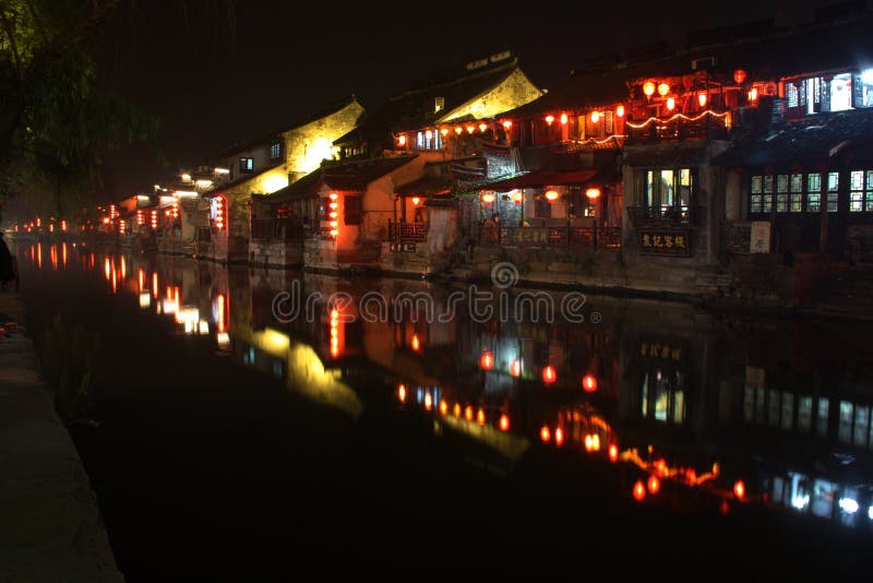 Antike Gebäude am Flussufer stockfotos