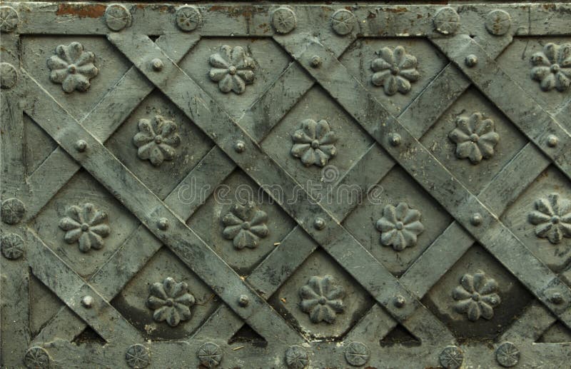 Alte geschmiedete Metallbeschaffenheit mit dekorativen Überlagerungen Türen, Tore, Fensterläden Detail einer mittelalterlichen gr