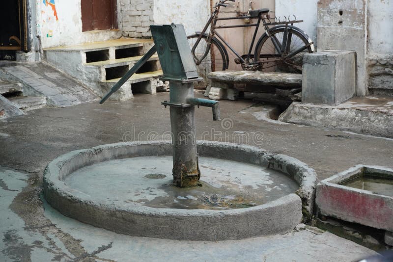 Alte Handbetriebene Wasserpumpe Und Wassertanks in Ländlichen Indien.  Handwasserpumpe in Der Alten Stadt. Alte Weinlesehandmanuell Redaktionelles  Stockbild - Bild von boden, indisch: 199271684