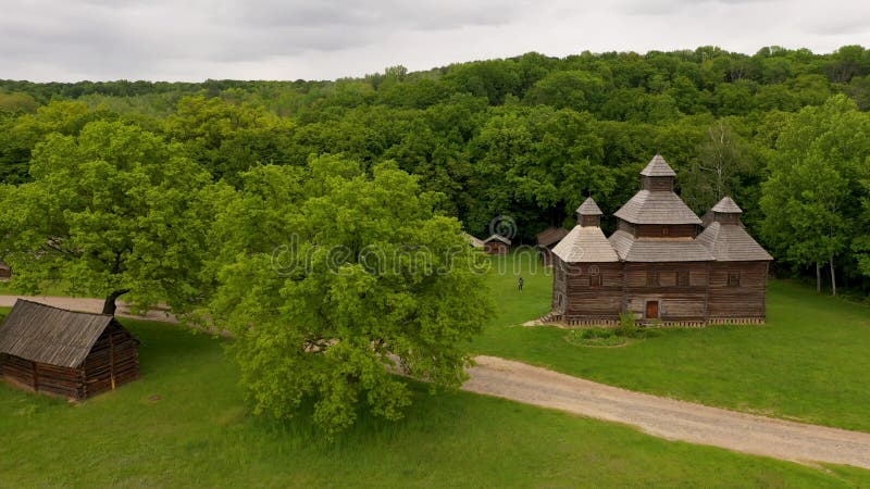 Alte Holz Orthodoxe Kirche im Dorf im Wald.
