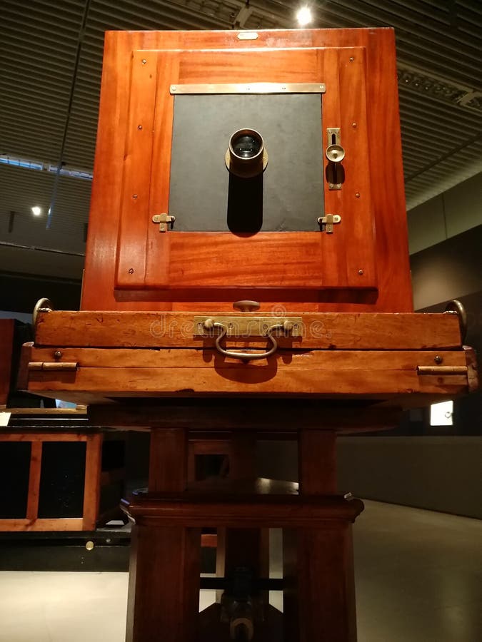 Alte hölzerne Fotokamera im Museum, Saloniki Griechenland lizenzfreie stockfotos Alte hölzerne Fotokamera im Museum, Saloniki Griechenland lizenzfreie stockfotos