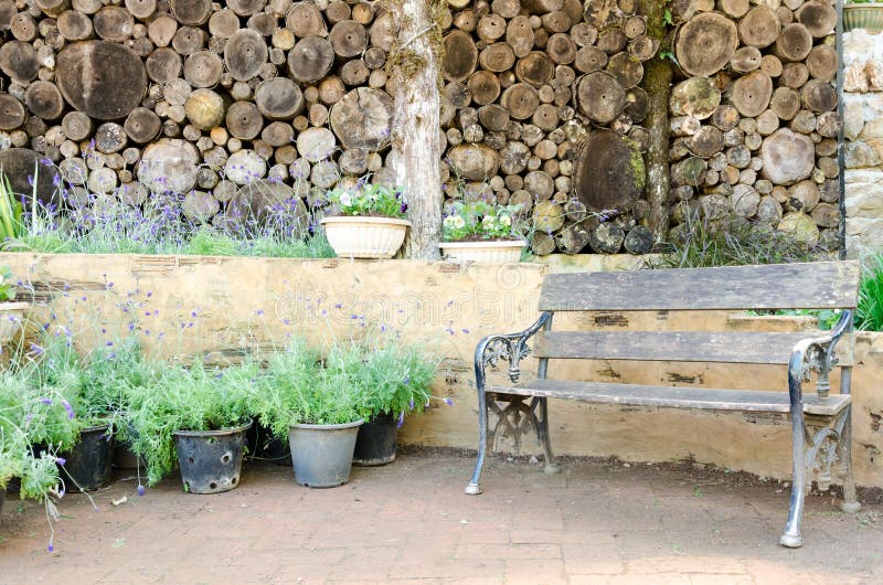 Alte hölzerne Gartenmöbel in lebendem Garten lizenzfreie stockfotos Alte hölzerne Gartenmöbel in lebendem Garten lizenzfreie stockfotos