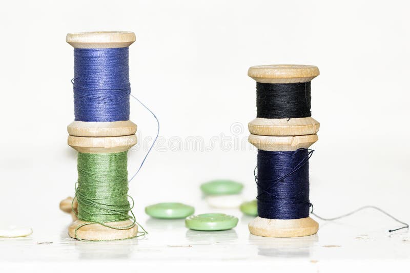 Alte hölzerne Spulen von Blauem, von Grünem und von Schwarzem stockfotografie Alte hölzerne Spulen von Blauem, von Grünem und von Schwarzem stockfotografie