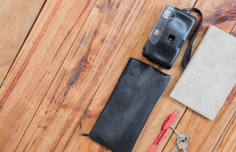 Alte Kamera und Buch auf hölzernem Schreibtisch, Reise, Ausflug, Tourismuskonzept, Draufsicht, freier Raum für Design stockfoto Alte Kamera und Buch auf hölzernem Schreibtisch, Reise, Ausflug, Tourismuskonzept, Draufsicht, freier Raum für Design stockfoto