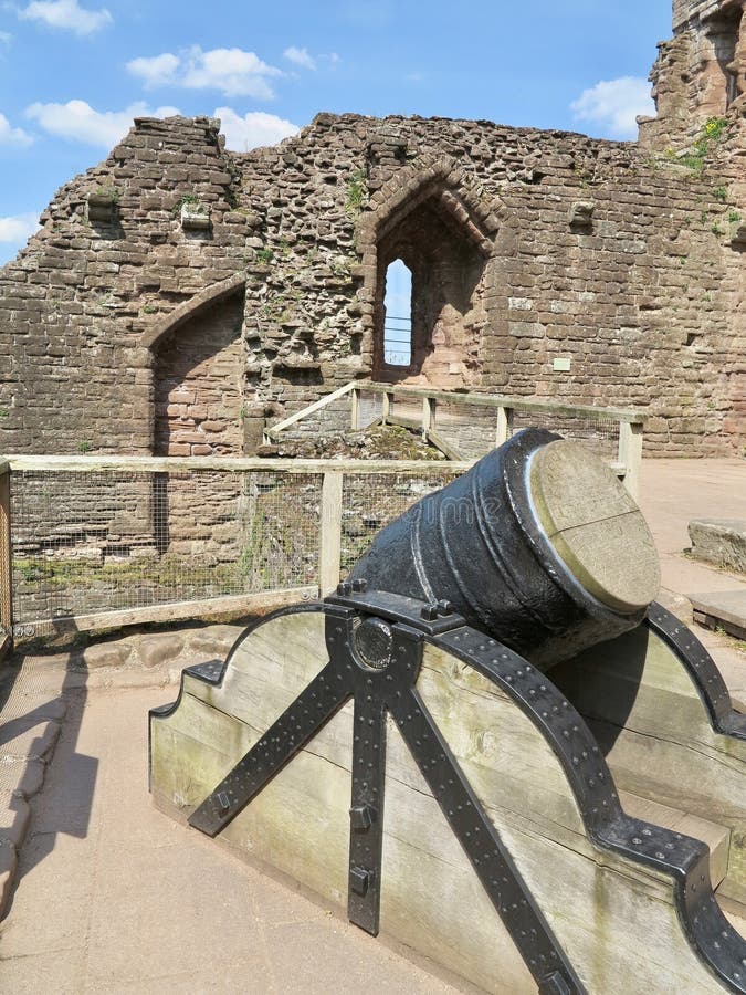 Alte Kanone und Schlosswand lizenzfreies stockfoto Alte Kanone und Schlosswand lizenzfreies stockfoto