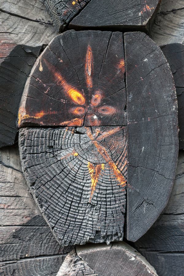 Alte Kirche Norwegens Baum auf dem Holzhaus stockfotos Alte Kirche Norwegens Baum auf dem Holzhaus stockfotos