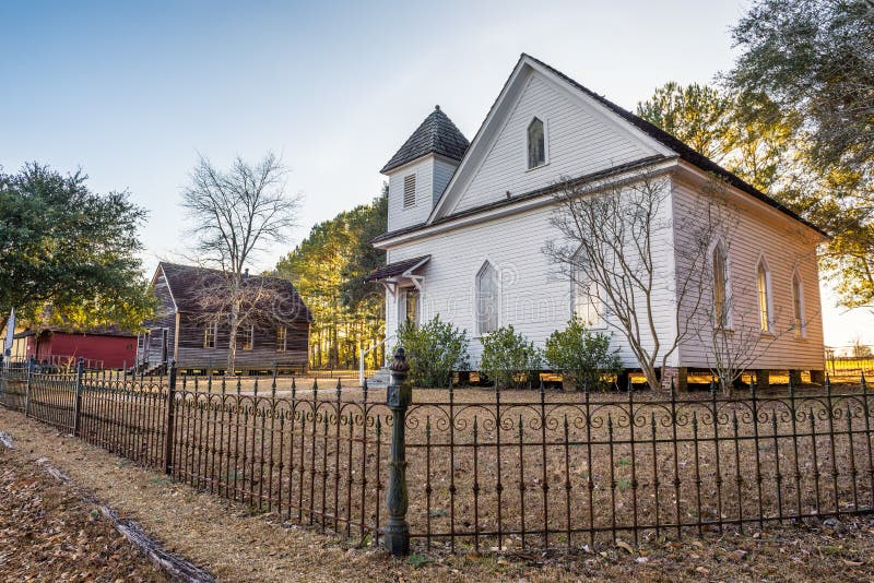 Alte Kirche und Häuser lizenzfreie stockfotos Alte Kirche und Häuser lizenzfreie stockfotos