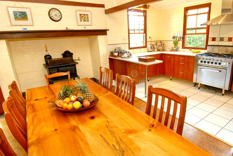 Alte Antike Weiße Küche Mit Schwarzer Insel. Stockfoto - Bild von