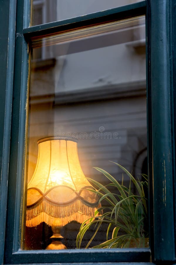 Alte Lampe Des Lit Im Fenster Stockbild Bild von