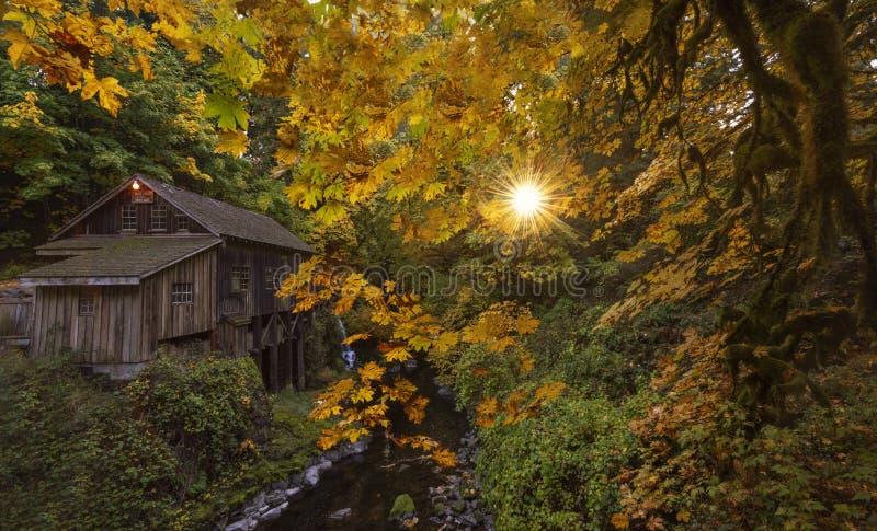 Alte Mahlgut-Mühle im Fall lizenzfreies stockbild Alte Mahlgut-Mühle im Fall lizenzfreies stockbild