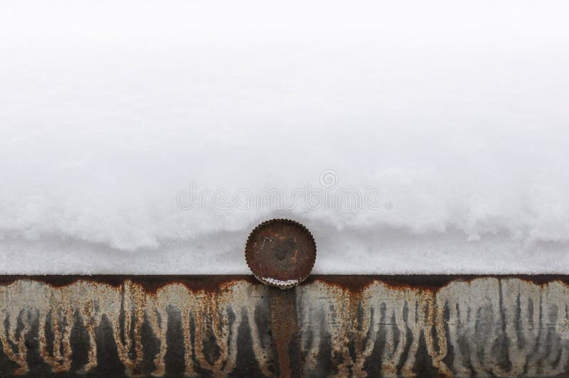 Alte Metallbeschaffenheit mit Schnee lizenzfreie stockbilder Alte Metallbeschaffenheit mit Schnee lizenzfreie stockbilder